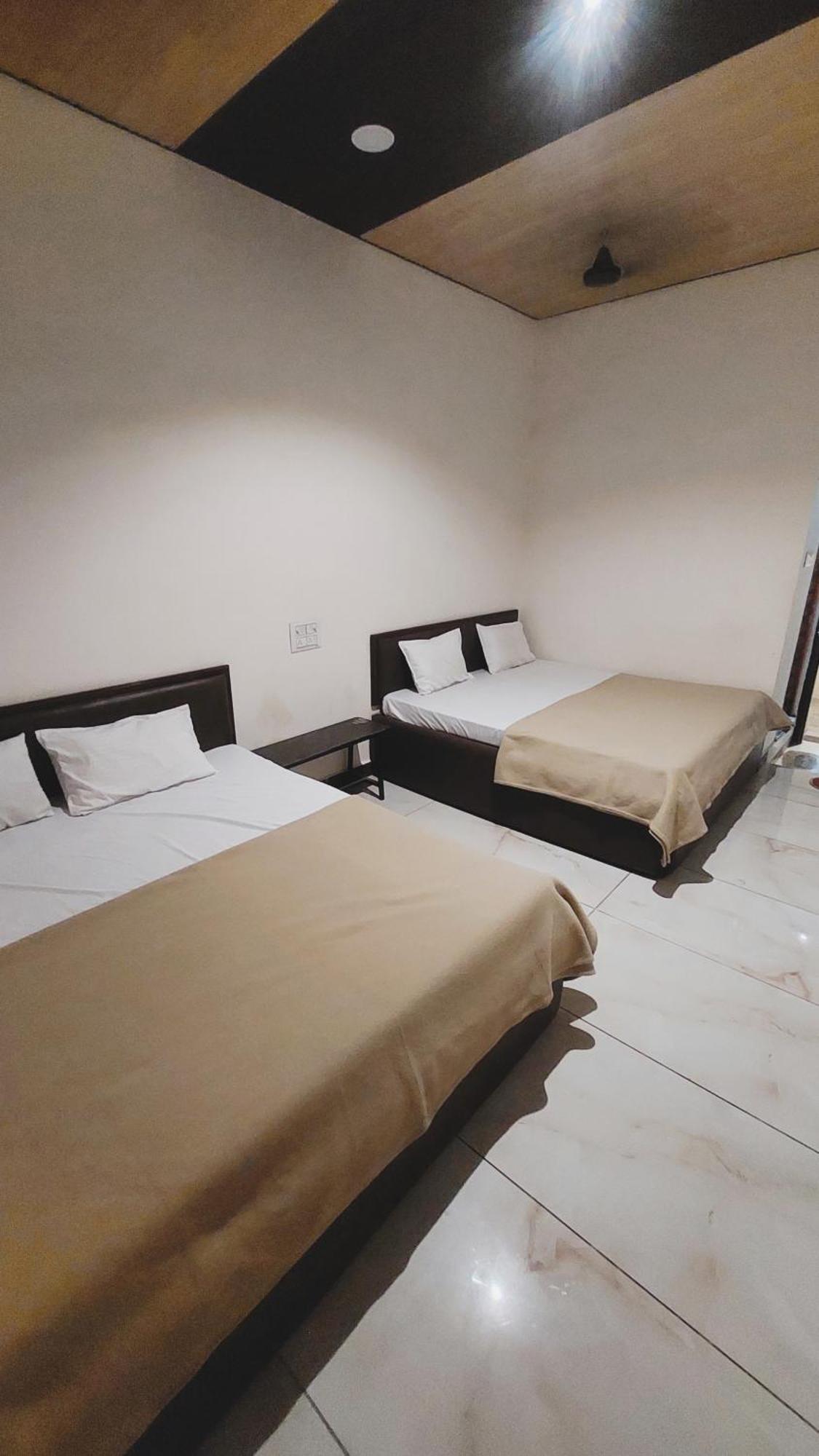 Hotel Prakash Palace Уджайн Екстериор снимка